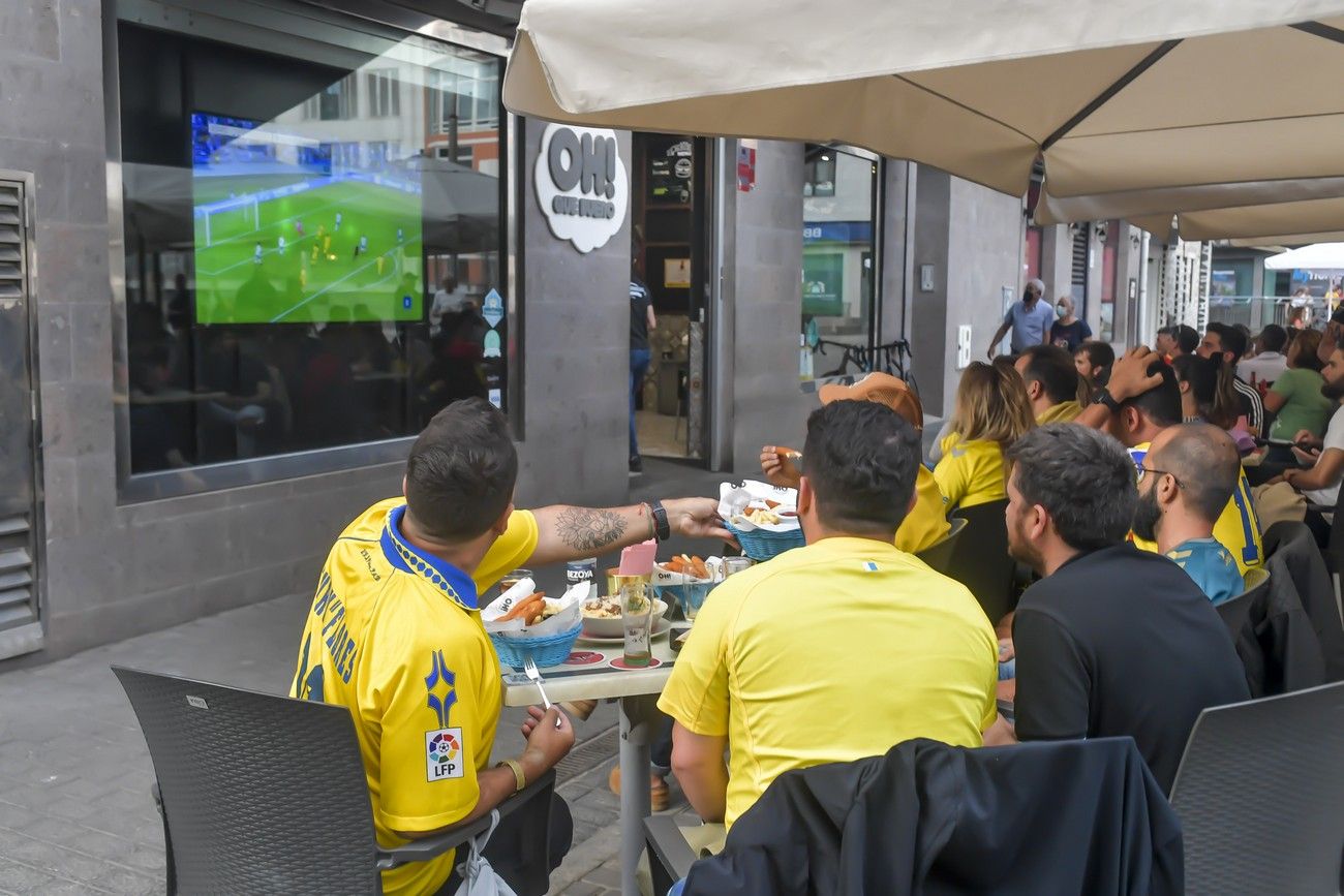 Aficionados de la UD ven la retransmisión del derbi canario en el Pilar