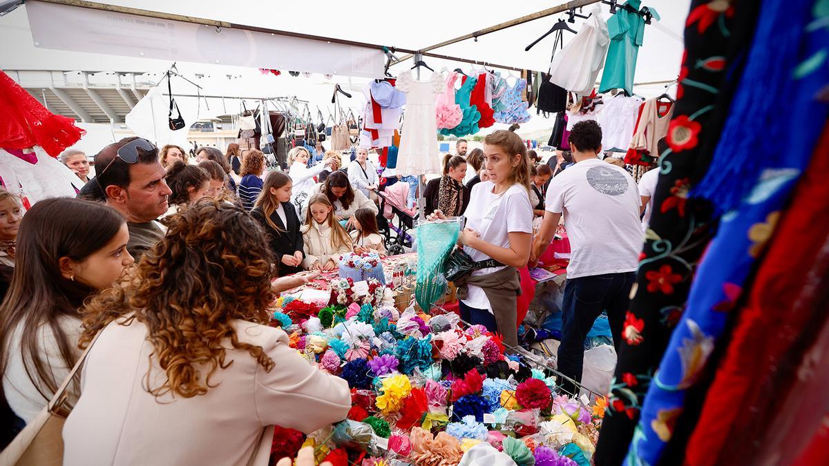 Varias personas compran en el mercadillo de El Arenal.