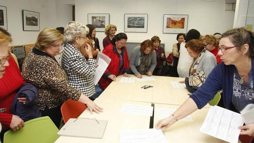 Recepción, con ausencias, a los colectivos de mujeres