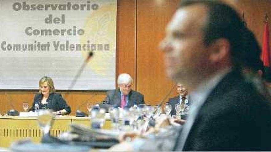 acuerdo. La consellera Belén Juste presidió ayer la reunión del Observatorio del Comercio.