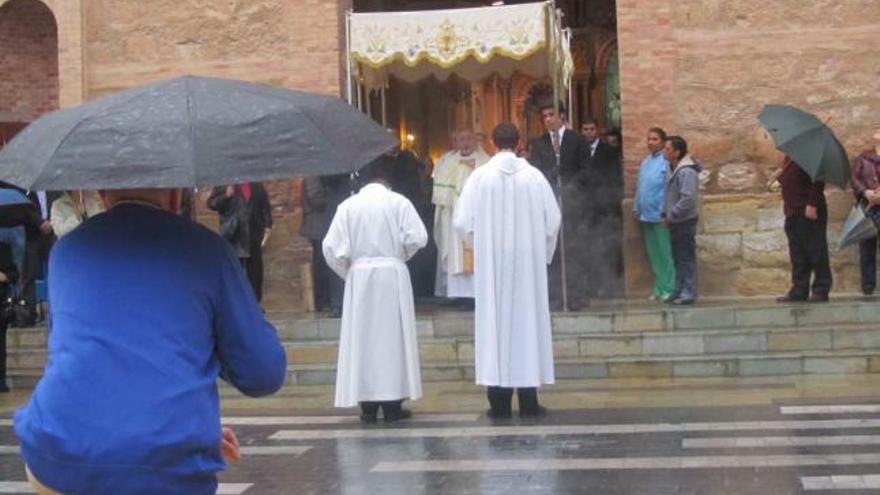 Tradición, incienso y lluvia