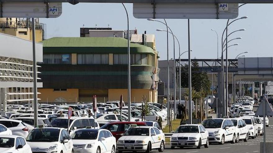 Protesta de taxis en el Aeropuerto en 2014.