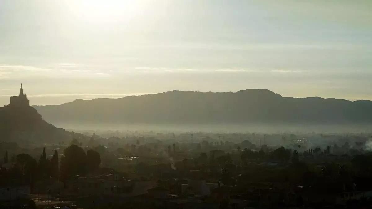 Vista panorámica de la entrada a Murcia desde Monteagudo con restos visibles de humo y bruma / L.O.