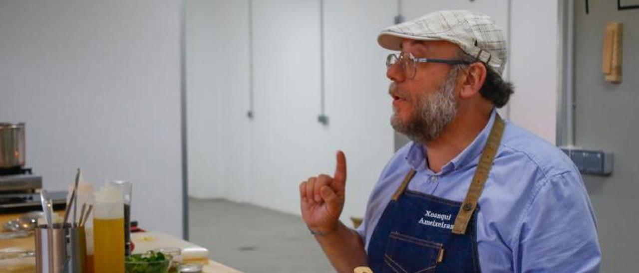 Xoanqui Ameixeiras, cocinando en la plaza de abastos de Vilagarcía.