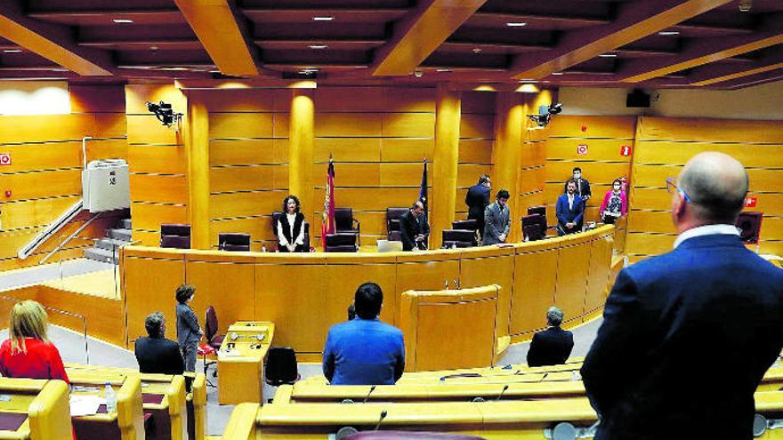 La ministra María Jesús Montero en un minuto de silencio antes de su comparecencia ayer en el Senado.