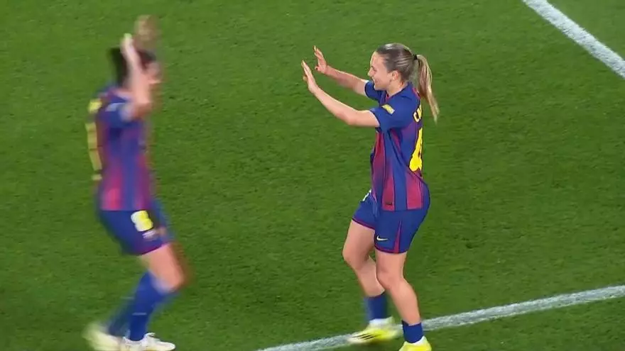 ¡Carla Julià hizo magia dentro del área dando el cuarto gol!