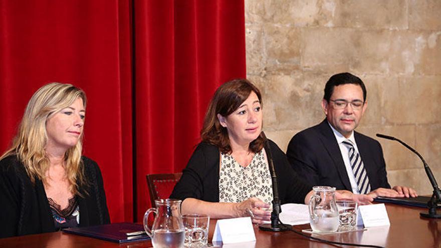 La presidenta Francina Armengol y la consellera de Salud, Patrícia Gómez, con Óscar Ortega, director general de la Fundación Amancio Ortega.