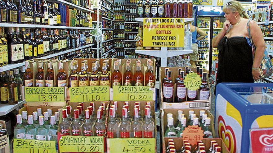 Botellas de alcohol como éstas vendidas en una licorería de Magaluf no podrán ser visibles desde el exterior del local.