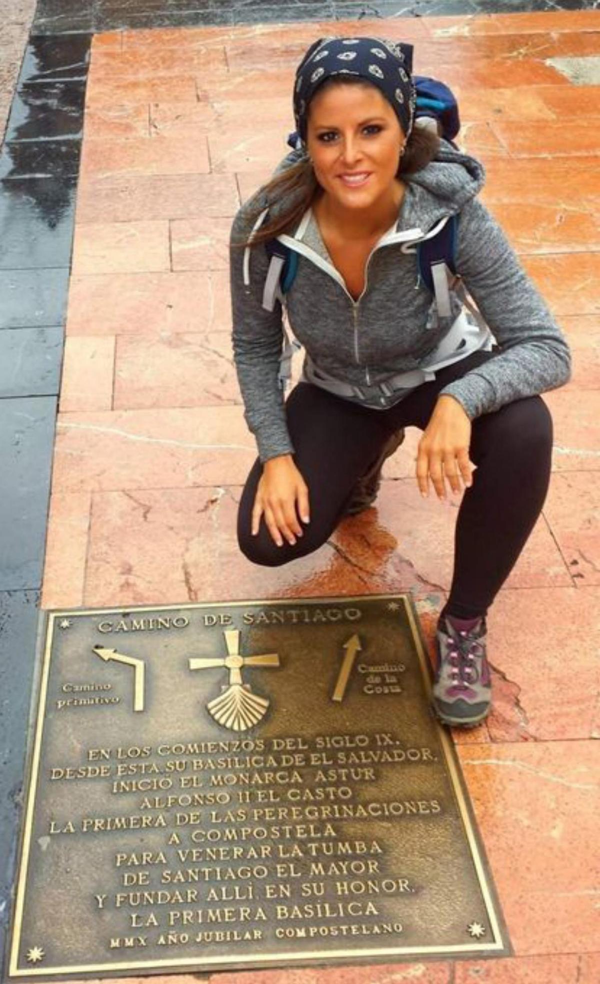 Una peregrina en Padrón con José Miñones, izquierda, y otras autoridades asistentes al acto / d. del gobierno