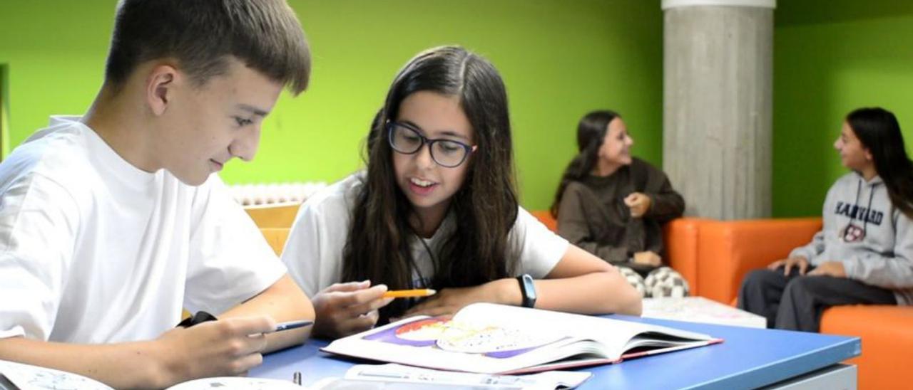 Imagen de archivo de jóvenes leyendo en la biblioteca.  | // FDV