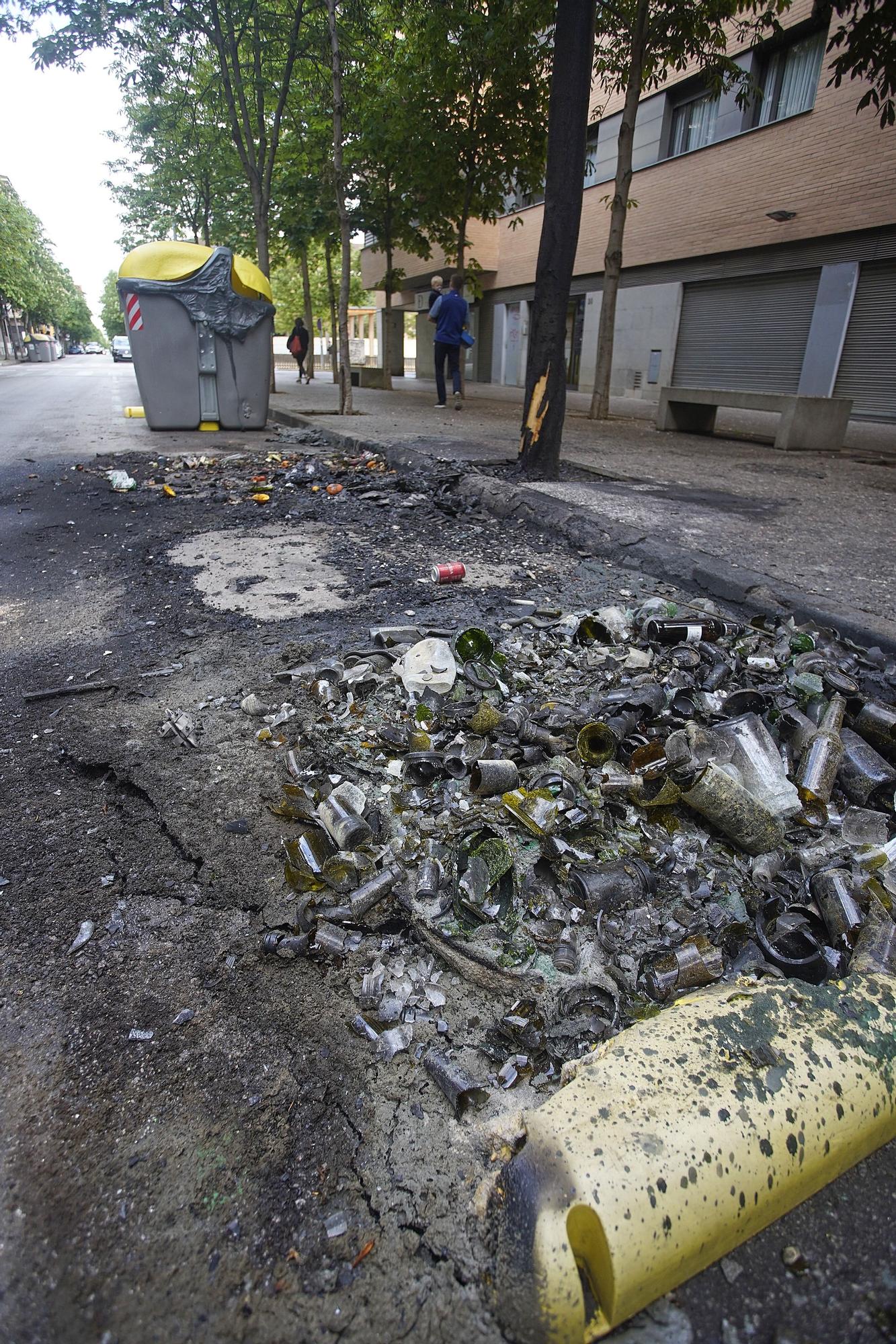 Cremen una vintena de contenidors a Girona i causen danys en façanes i vehicles