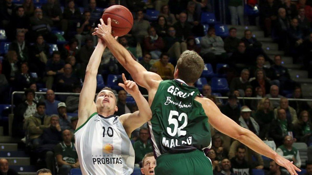 Prepelic y Volodymyr  luchan por un balón