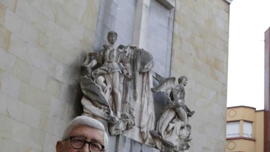 Rafael Puyol, ayer, en la escalera de acceso al Colegio de la Inmaculada.