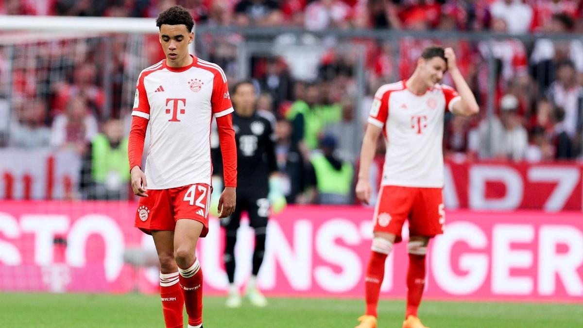 Los jugadores del Bayern se lamentan tras la derrota frente al RB Leipzig