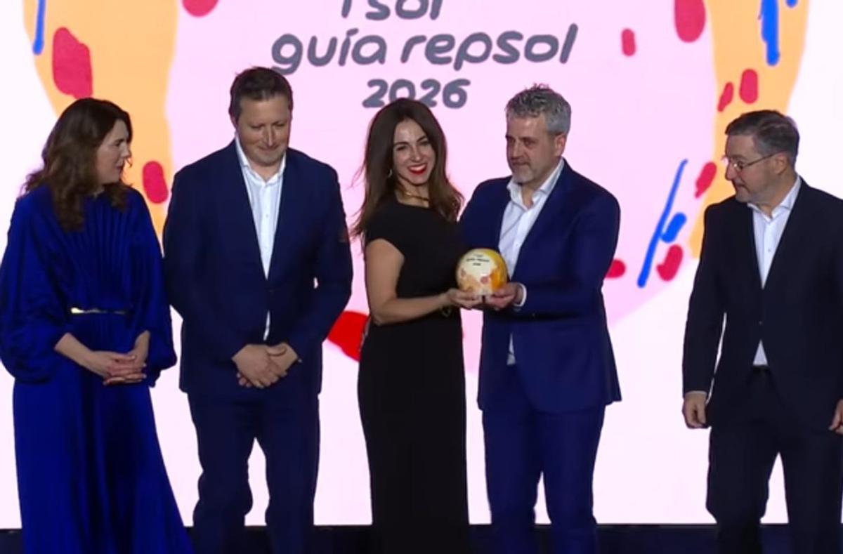 Miguel González y su socia Laura Novoa, en la entrega del galardón en Tarragona.