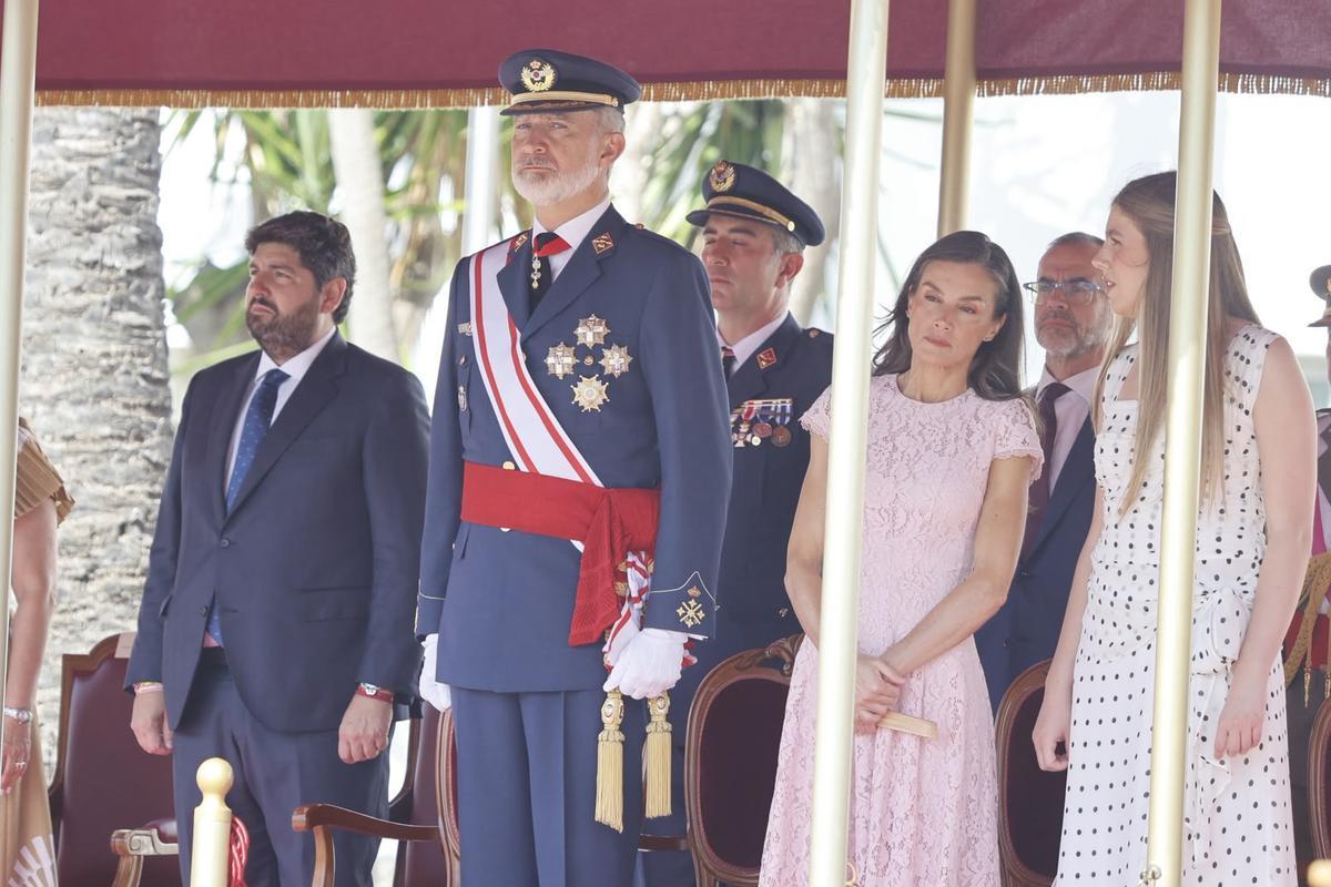 Los Reyes y la infanta Sofía, junto al presidente regional, en la tribuna.