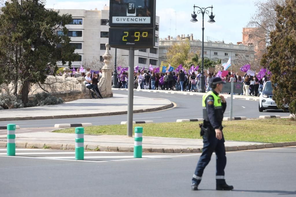 Las estudiantes toman las calles de València en el 8M