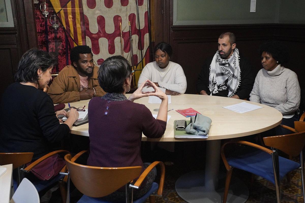 Membres del col·lectiu han entregat les firmes a l'Ajuntament.