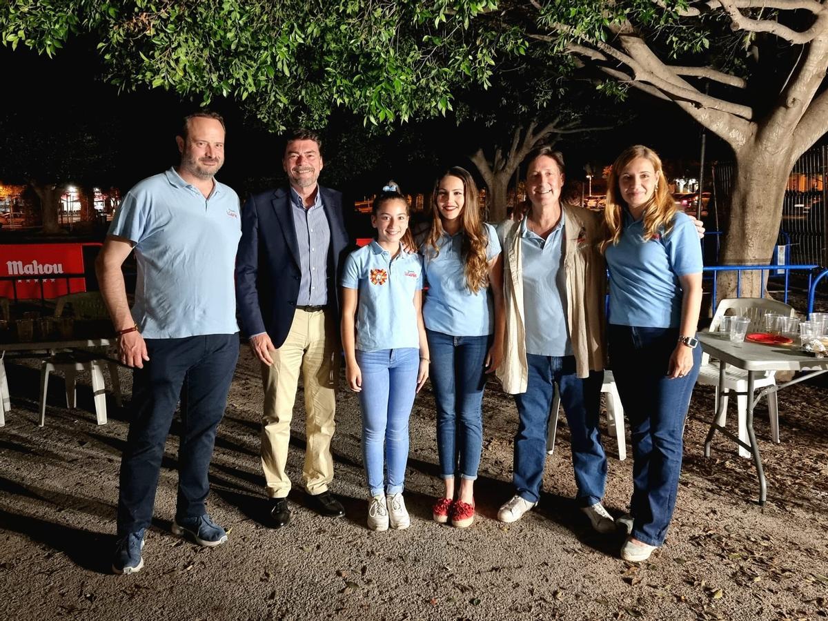 Festeros con el primer edil en el distrito La Condomina, que disparó una mascletà nocturna