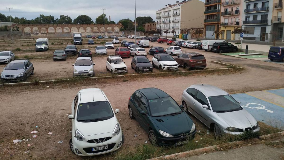 Vehicles estacionats a l’aparcament públic del camp del Far