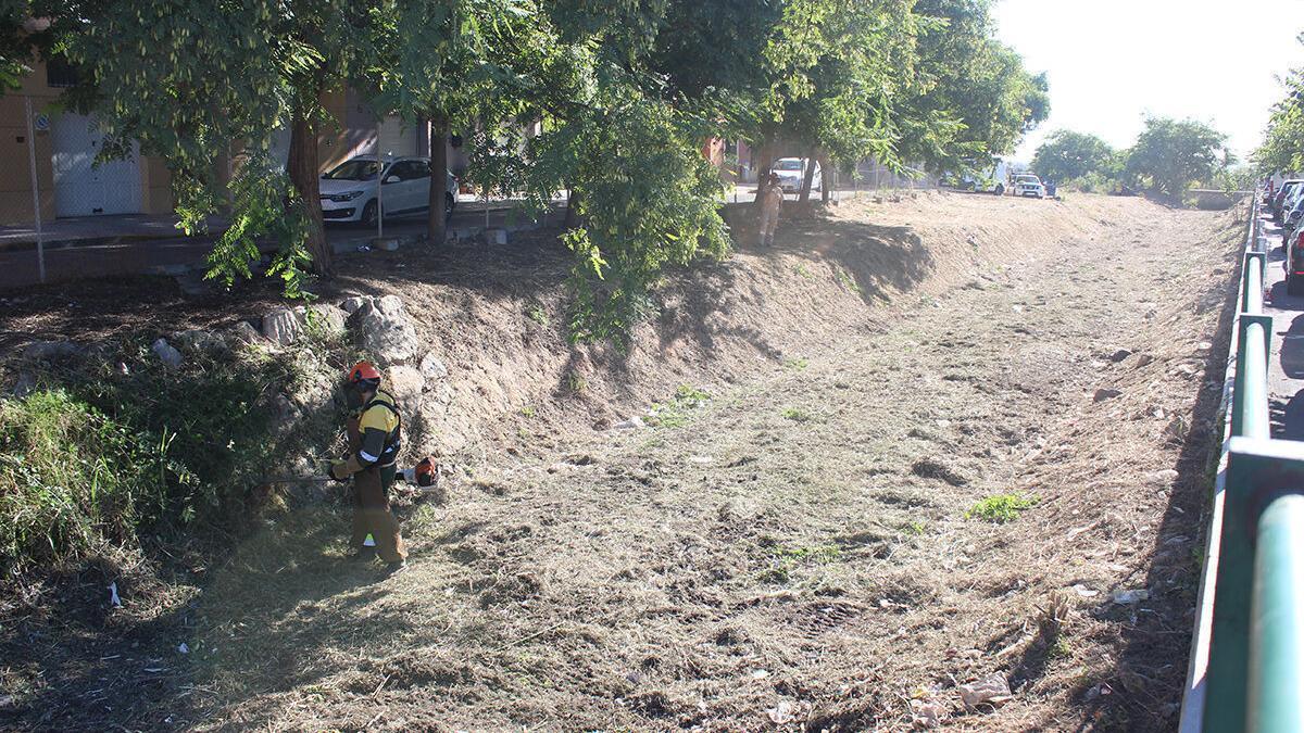 Limpieza del último tramo del Barranc dels Frares, con la Acequia de Moncada al fondo