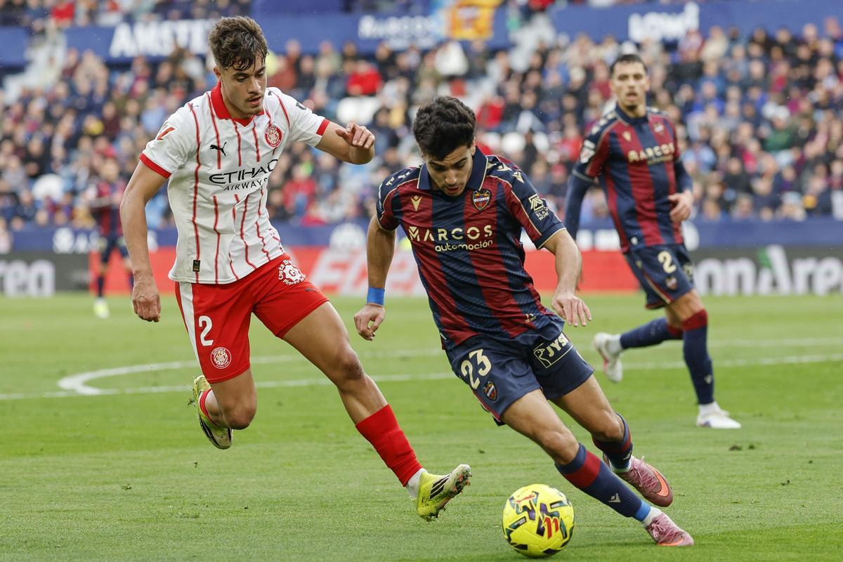 Hugo Rincón disputa una pilota amb Manu Sánchez.