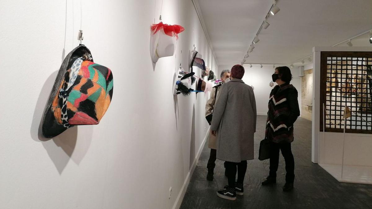 Autoridades y artistas admiran los sombreros decorados de la exposición promovida por Intras. | M. J. C.