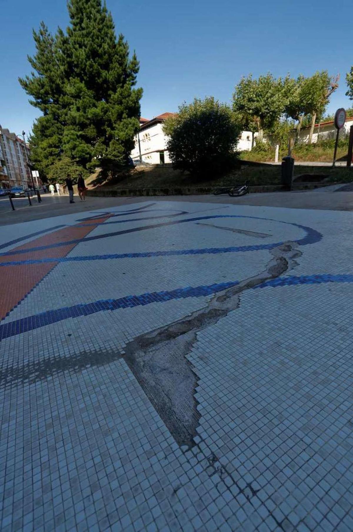 El mosaico del Hospital de Avilés, sin piezas