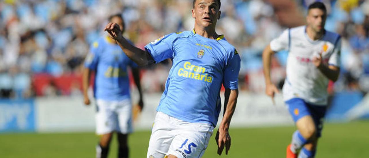 Roque Mesa controla el balón durante el partido de ayer ante el Zaragoza.