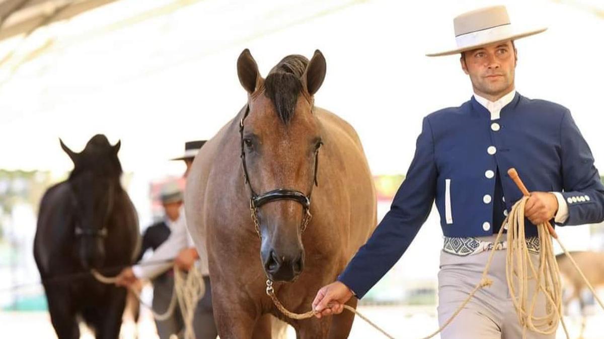 Nacho Usó, organizador del evento en Vila-real junto a Pablo Marzá, exhibe uno de sus caballos en un concurso.