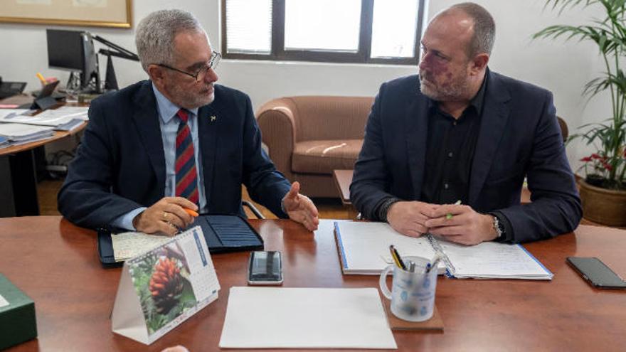 El presidente de Fepeco, Óscar Izquierdo, y el vicepresidente insular, Enrique Arriaga.