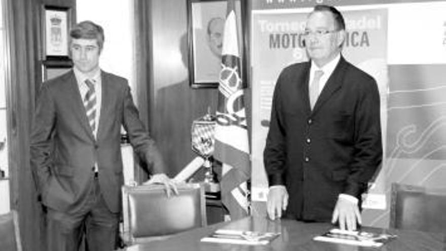 Por la izquierda, Alfonso Cienfuegos, jefe de ventas de Suzuki en Gijón y Enrique Tamargo, presidente del Grupo Covadonga, ayer.