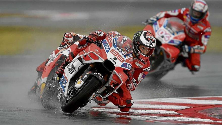 El piloto de Ducati, Jorge Lorenzo, ayer cuando lideraba la carrera.