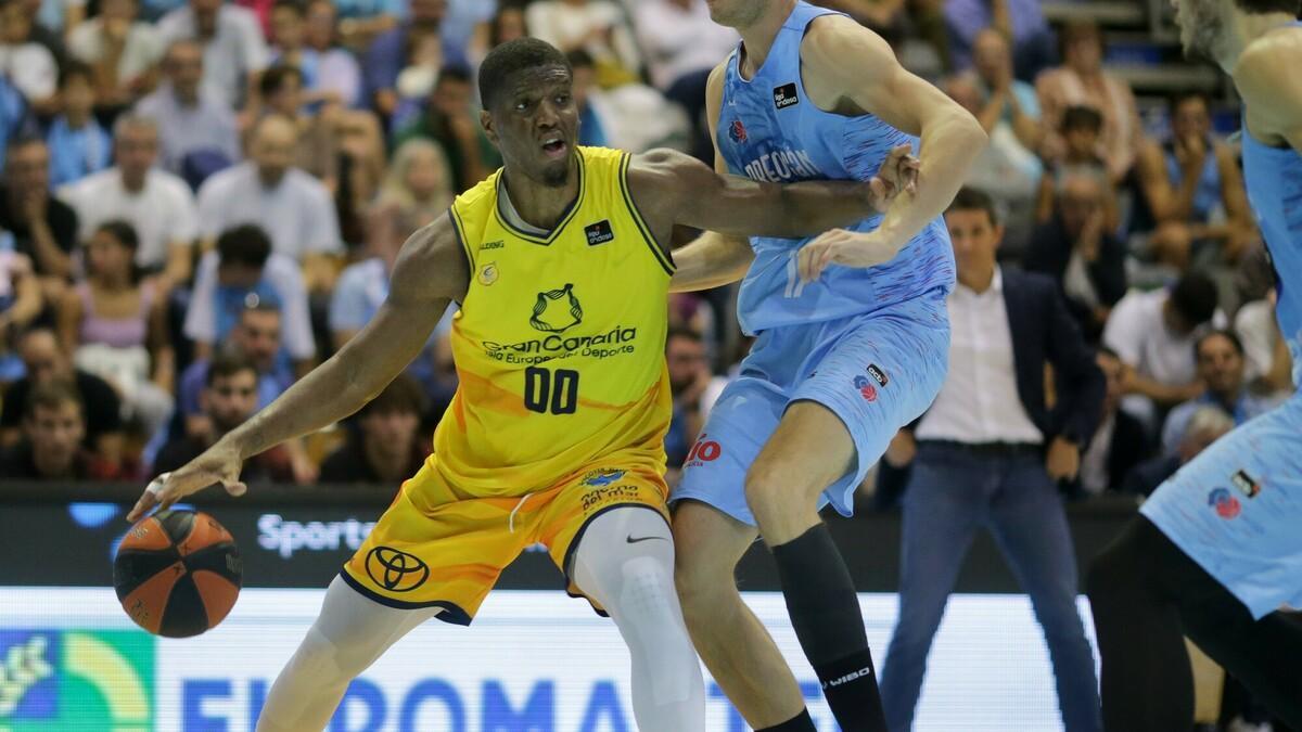 El francés Damien Inglis destaca por su fortaleza debajo del aro