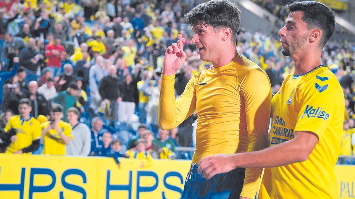 Marc Cardona celebra su gol al Valencia, el segundo de la UD, junto a Enzo Loiodice (d.), el sábado pasado en el Gran Canaria.