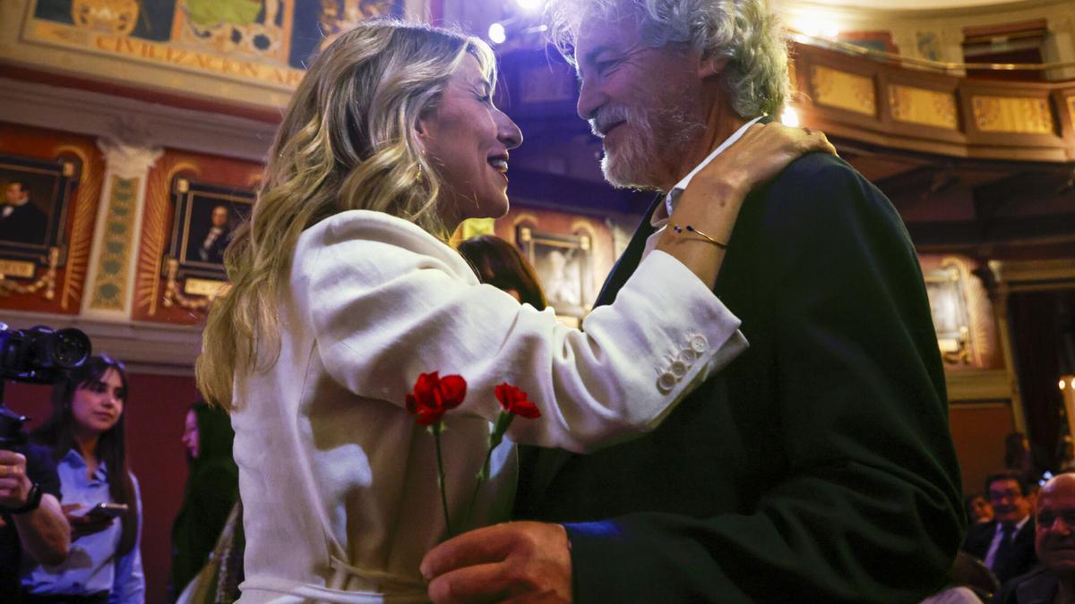 La vicepresidenta segunda y ministra de Trabajo y Economía Social, Yolanda Díaz (i), clausura el acto de entrega del premio CEDRO al escritor y periodista Manuel Rivas (d), organizado por el Centro Español de Derechos Reprográficos (CEDRO), este viernes en Madrid.