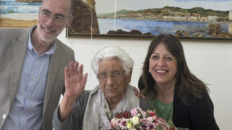 Emilia Freire sopla las cien velas en Baiona