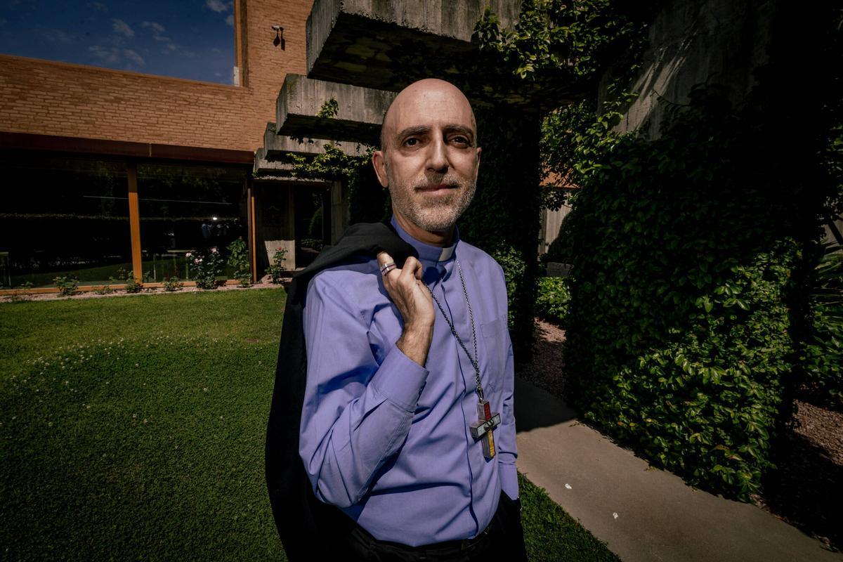 Sant Feliu de Llobregat 20/05/2026 Barcelona Xabier Gómez García,obispo de Sant Feliu de Llobregat,en su obispado,del que dependen Can Brians y Montserrat,lugares que visitará el Papa. AUTOR: JORDI OTIX