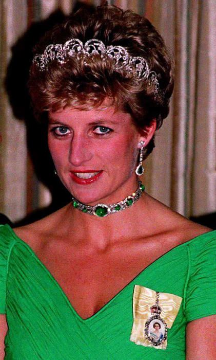 Lady Di con la tiara que la reina María había inventado en 1914 y las esmeraldas, también pertenecientes a la abuela de la reina