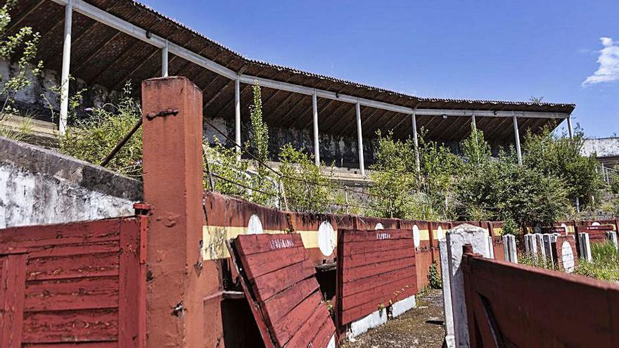 El deterioro del interior de la plaza, en una imagen reciente. | LNE