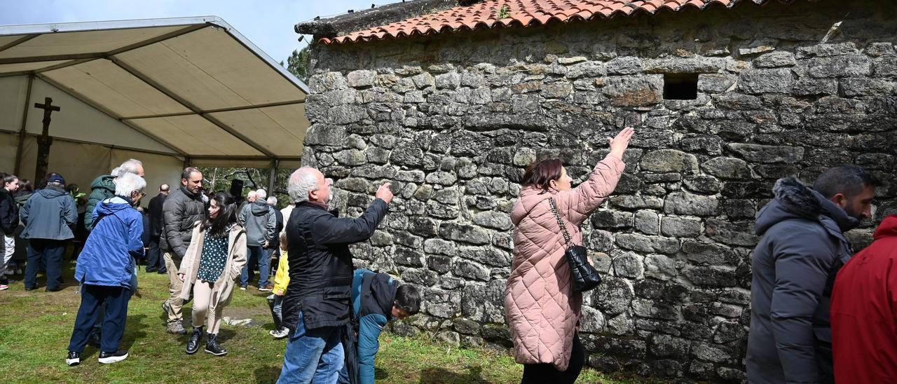 Los fieles arrojan piedras sobre el tejado de la ermita de San Cibrán de Tomeza.