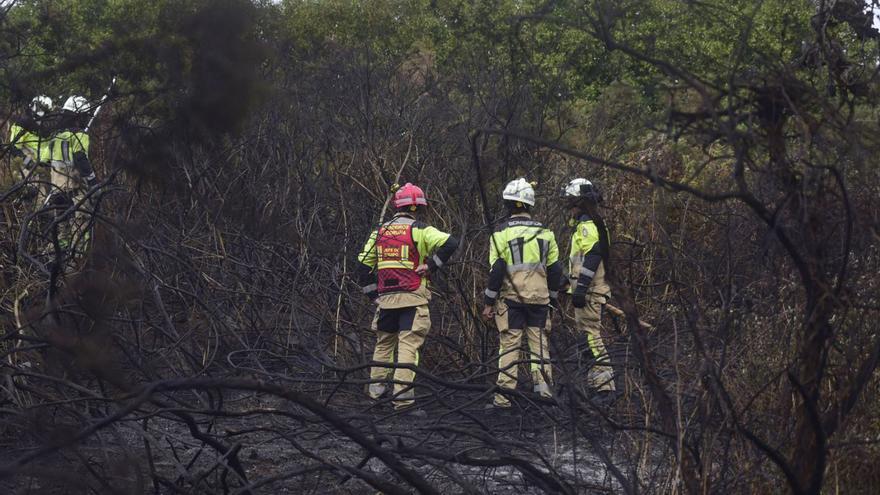 Los bomberos extinguen un fuego de matorrales en Xuxán