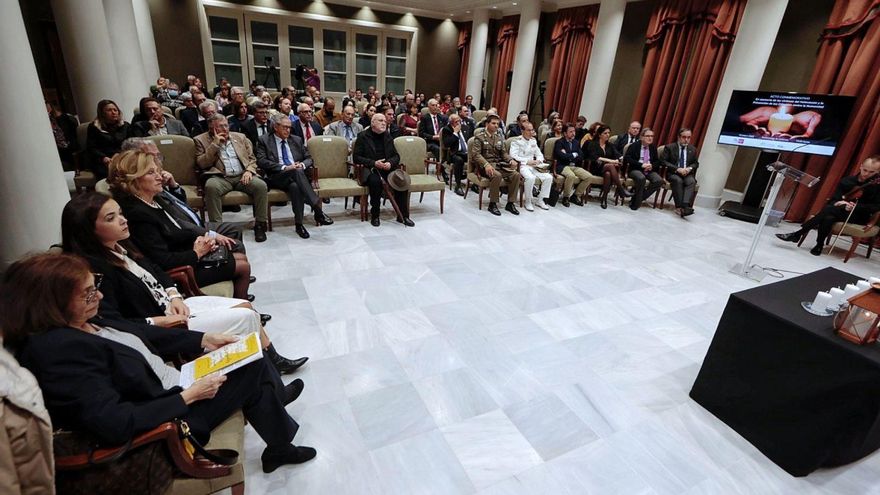 Lleno en la Sala Europa del Parlamento de Canaria.