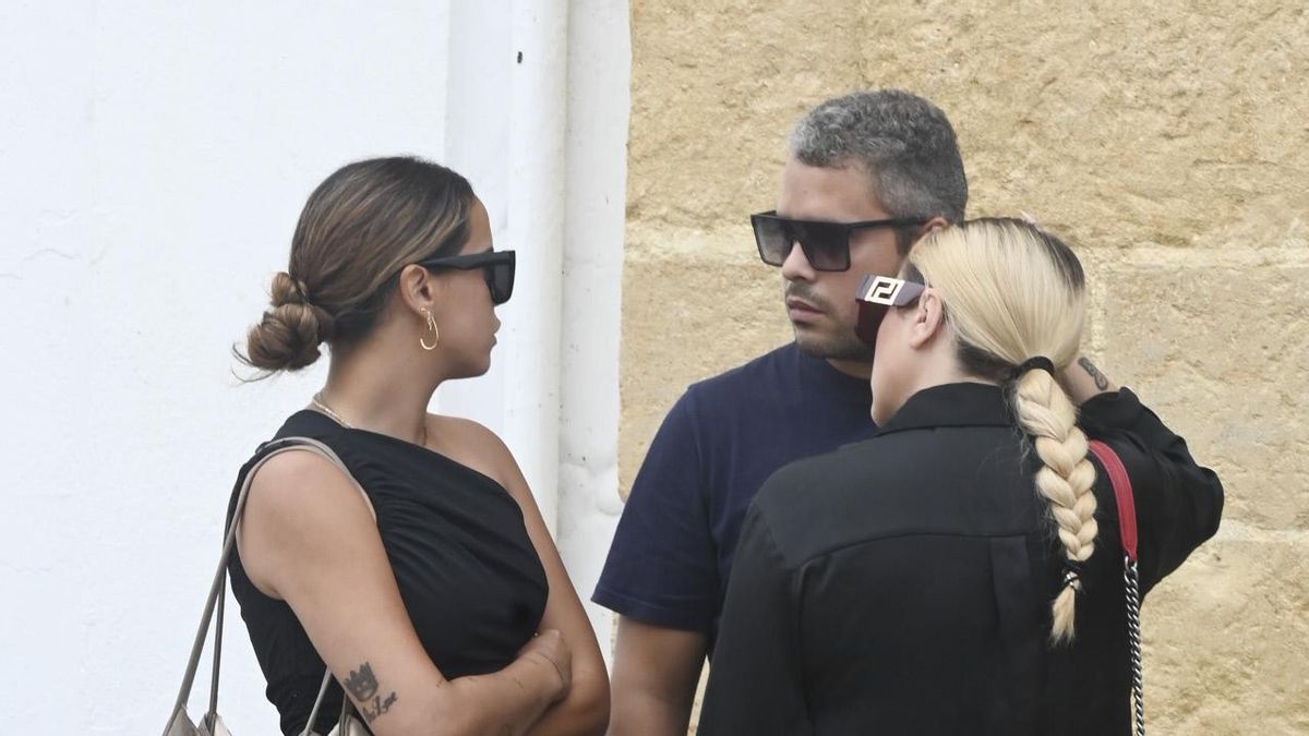 Gloria Camila, José Fernando y Rocío Flores en el entierro de Michu