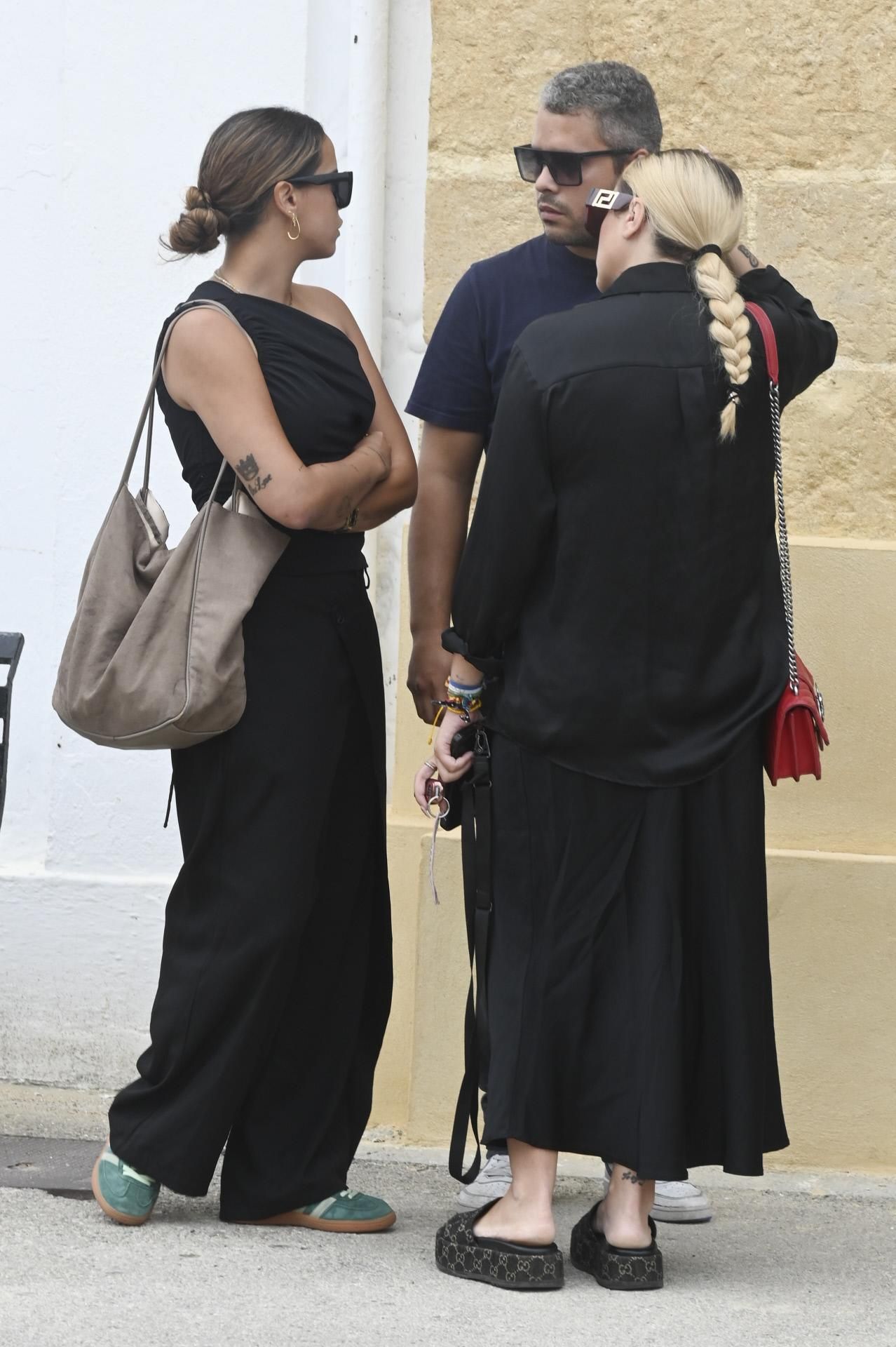 Gloria Camila, José Fernando y Rocío Flores en el entierro de Michu