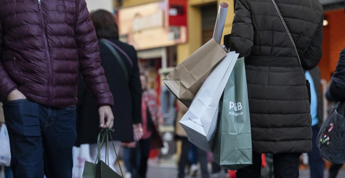 Transeúntes con bolsas