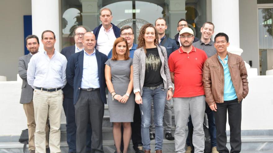 Fotografía de la delegación de la empresa francesa en su visita de hoy a la UPCT