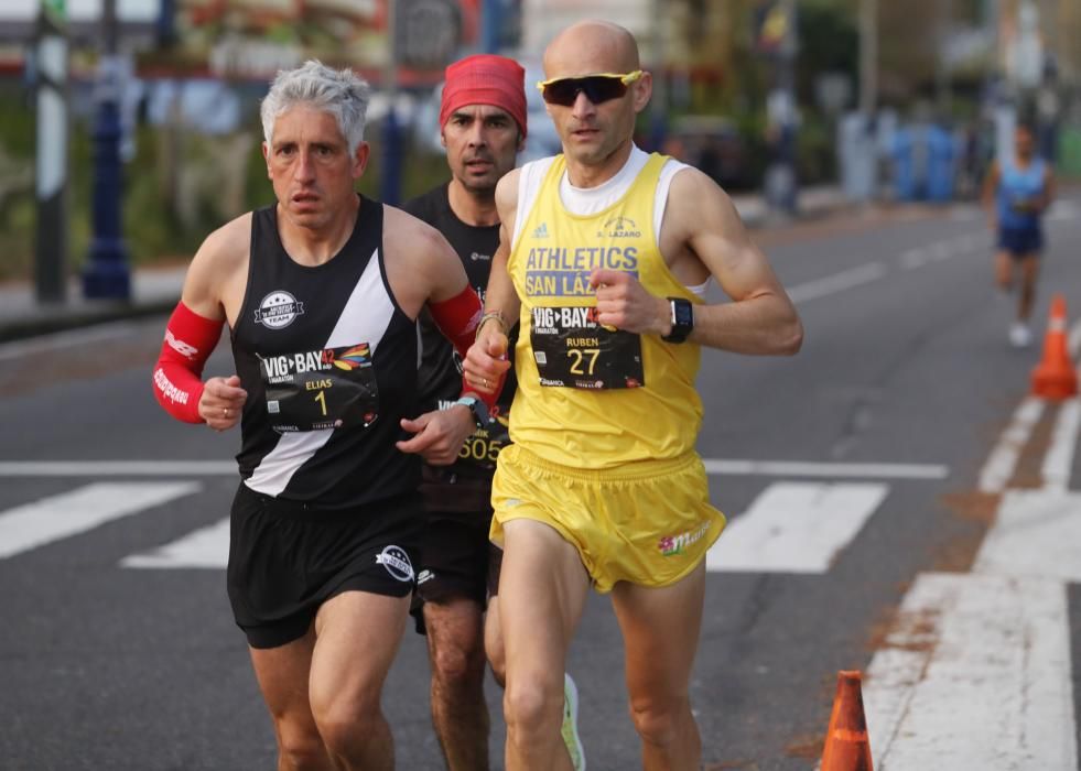 Los corredores del maratón completan la primera mitad del recorrido en los alrededores de Samil y Coruxo.