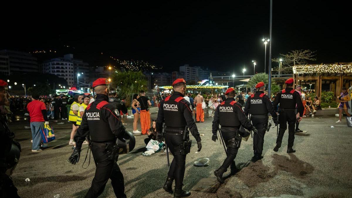 Grupo de la Policía Canaria en las fiestas del Carnaval de Santa Cruz de Tenerife.