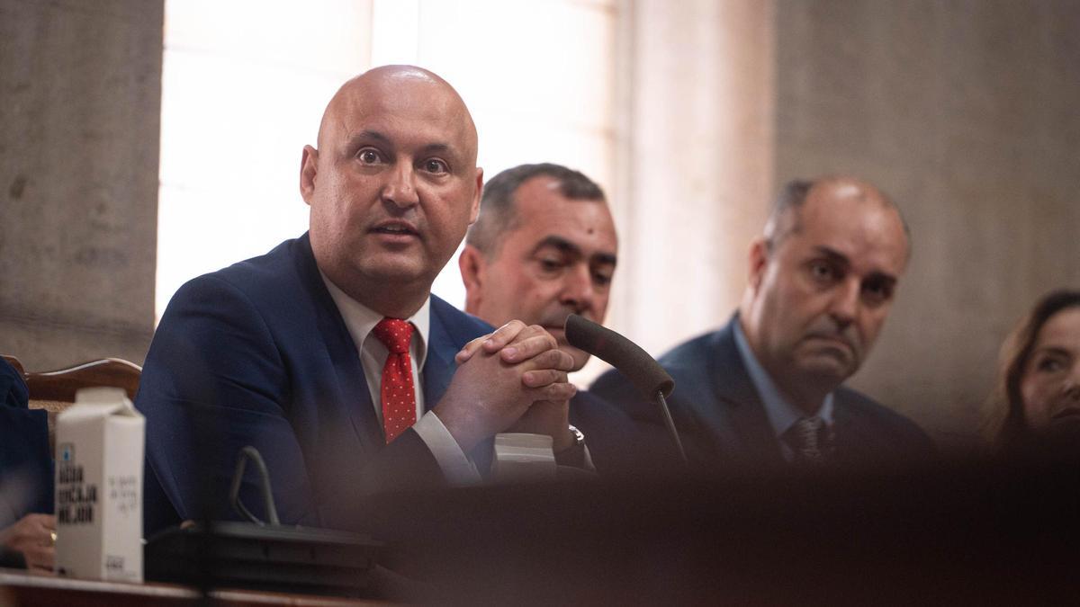 José Domingo Regalado y Marcos González, al fondo